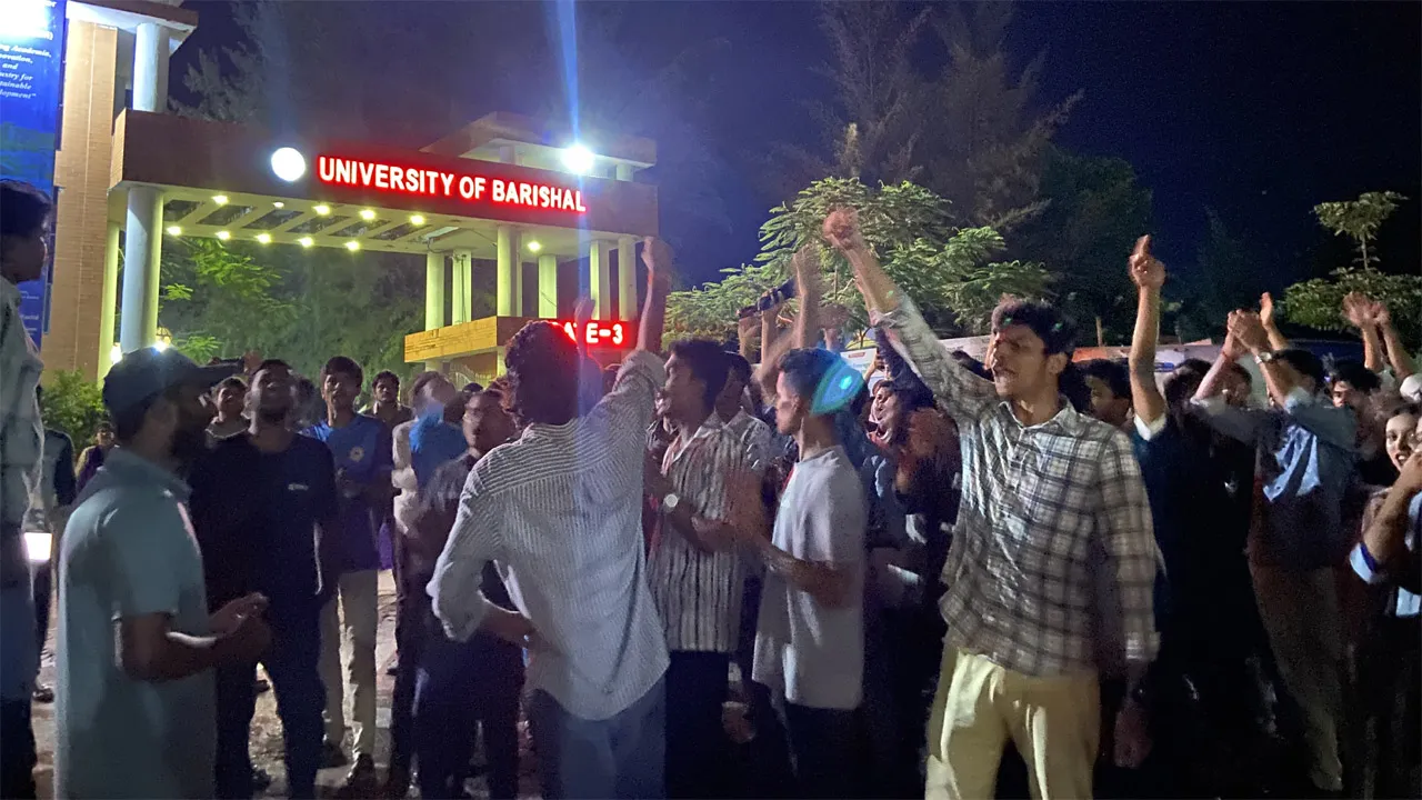 ৪ দফা দাবিতে বরিশাল-কুয়াকাটা মহাসড়ক অবরোধ