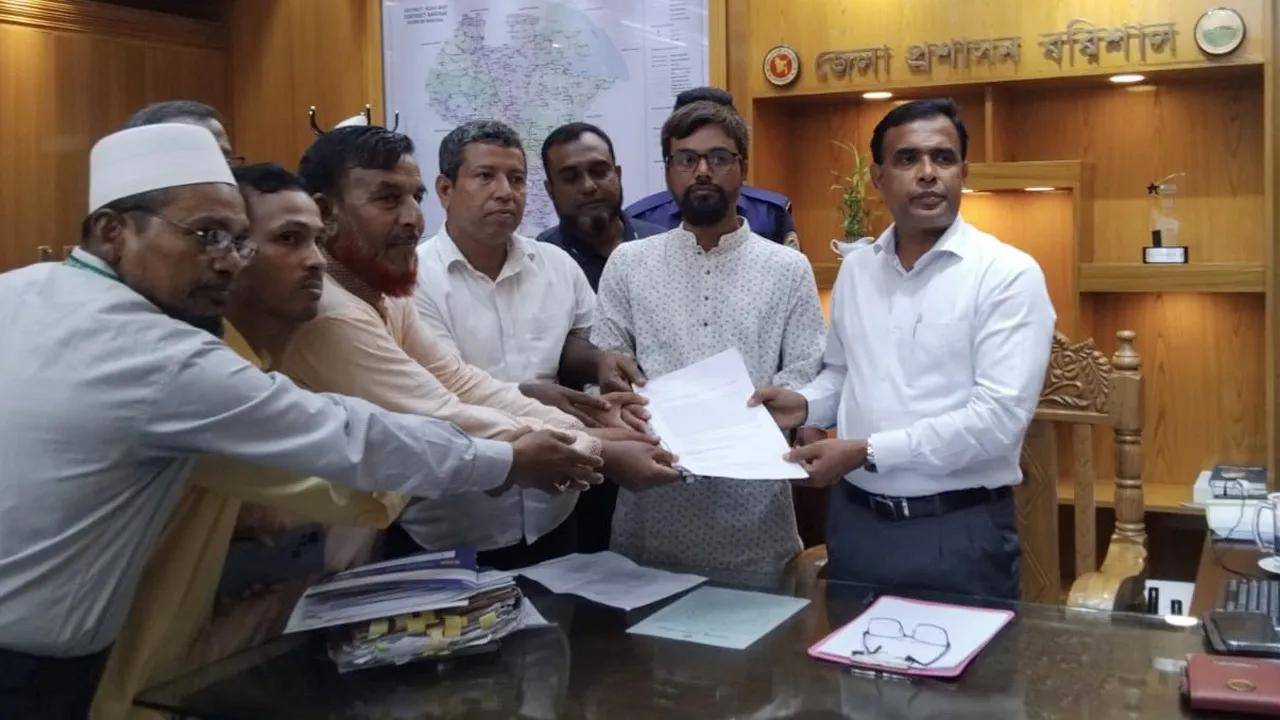 বরিশালে গজারিয়া নদীর ভাঙন প্রতিরোধে উপদেষ্টা বরাবর এলাকাবাসীর স্মারকলিপি