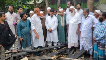 বরিশালে অগ্নিকাণ্ডে ক্ষতিগ্রস্ত পরিবারের পাশে বিএনপি নেতা রহমাতুল্লাহ