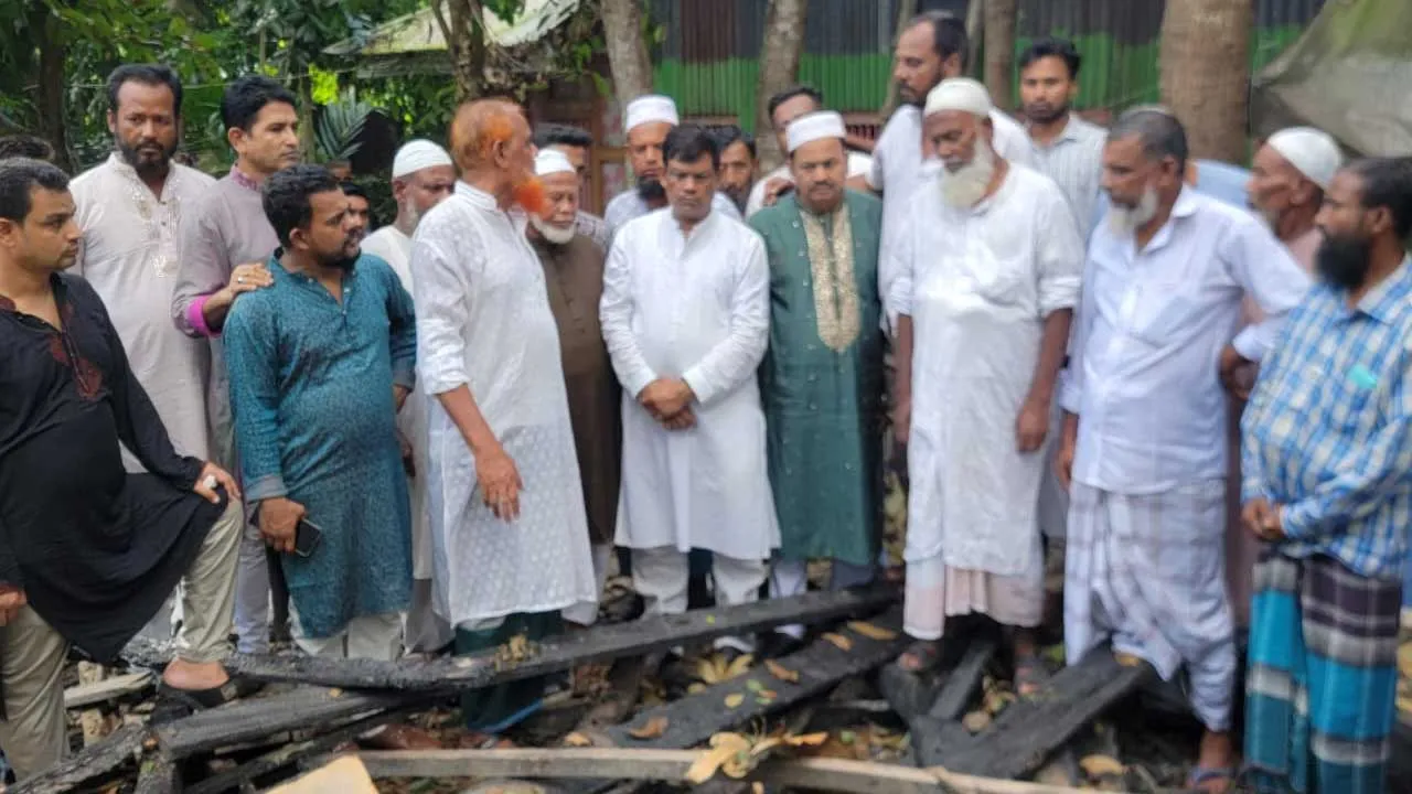 বরিশালে অগ্নিকাণ্ডে ক্ষতিগ্রস্ত পরিবারের পাশে বিএনপি নেতা রহমাতুল্লাহ