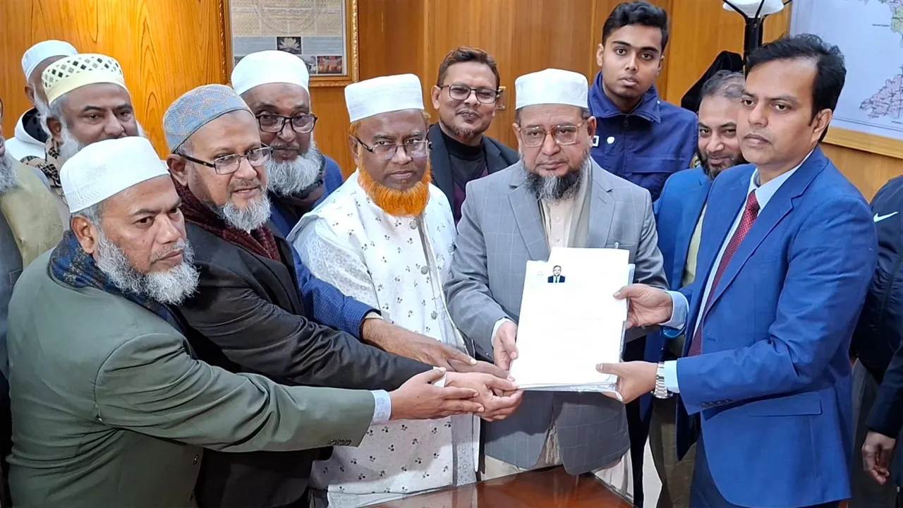 বরিশাল-৫ আসনে মনোনয়নপত্র জমা দিলেন অ্যাডভোকেট হেলাল