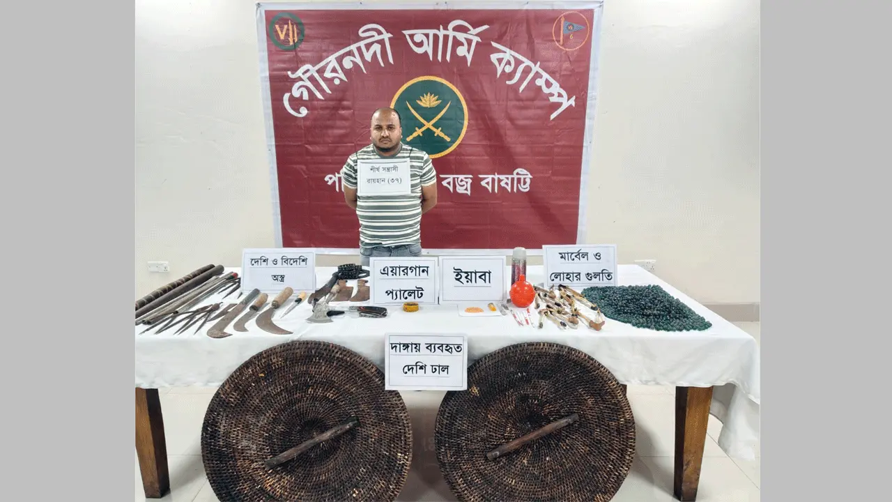গৌরনদীতে সেনাবাহিনীর অভিযানে অস্ত্র ও ইয়াবাসহ গ্রেফতার ১