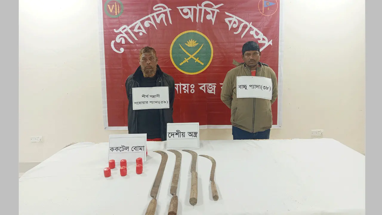 গৌরনদীতে সেনাবাহিনীর অভিযানে ককটেল ও অস্ত্রসহ ২ ভাই আটক