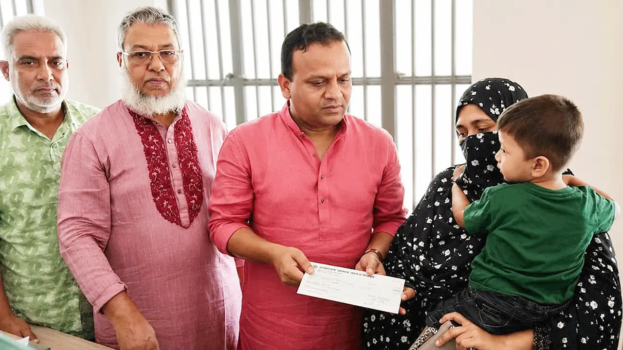 লঞ্চ দুর্ঘটনায় নিহত সোহেলের পরিবারকে আর্থিক সহায়তা প্রদান