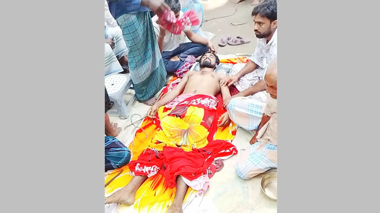বাবুগঞ্জে সাপের কামড়ে যুবকের মৃত্যু, দাফন না করে চলছে ঝাড়ফুঁক