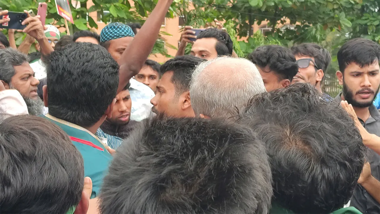 বরিশাল বিশ্ববিদ্যালয়ে শিবিরের র‍্যালিতে ছাত্রদলের হামলা, আহত ২০
