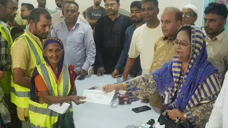 পরিচ্ছন্নতাকর্মীদের প্রধানমন্ত্রীর ঈদ উপহার বিতরণ করলেন বরিশাল সিটি প্রশাসক