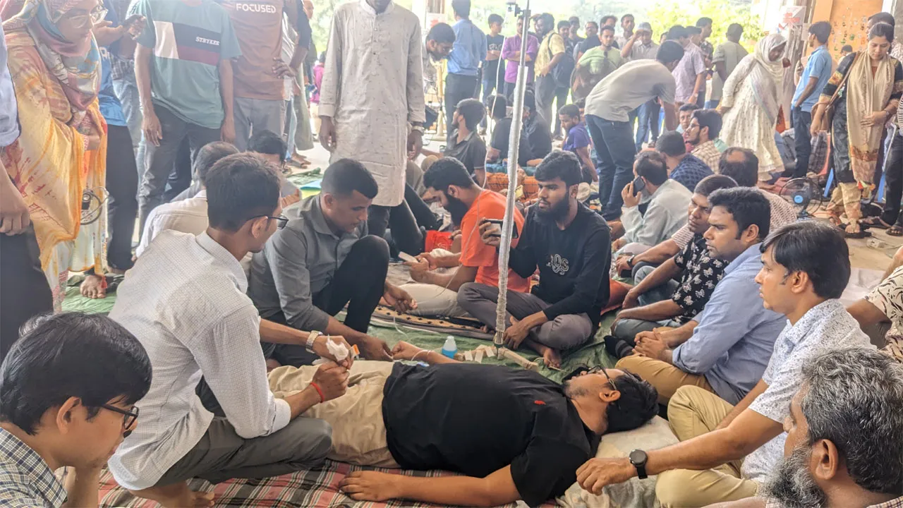 ববি উপাচার্যের পদত্যাগের দাবিতে শিক্ষার্থীদের আমরণ অনশন