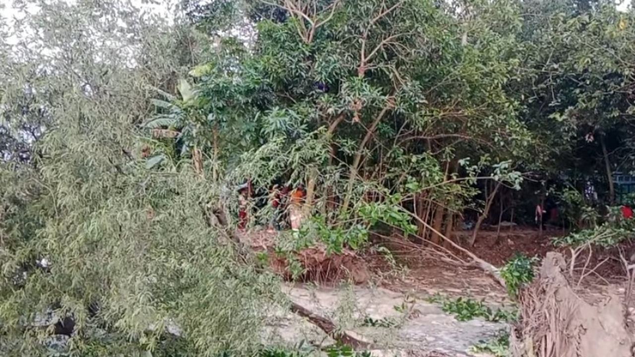সন্ধ্যা নদীর ভাঙনে বিলীন হচ্ছে বসতঘর, ঝুঁকিতে শতাধিক পরিবার