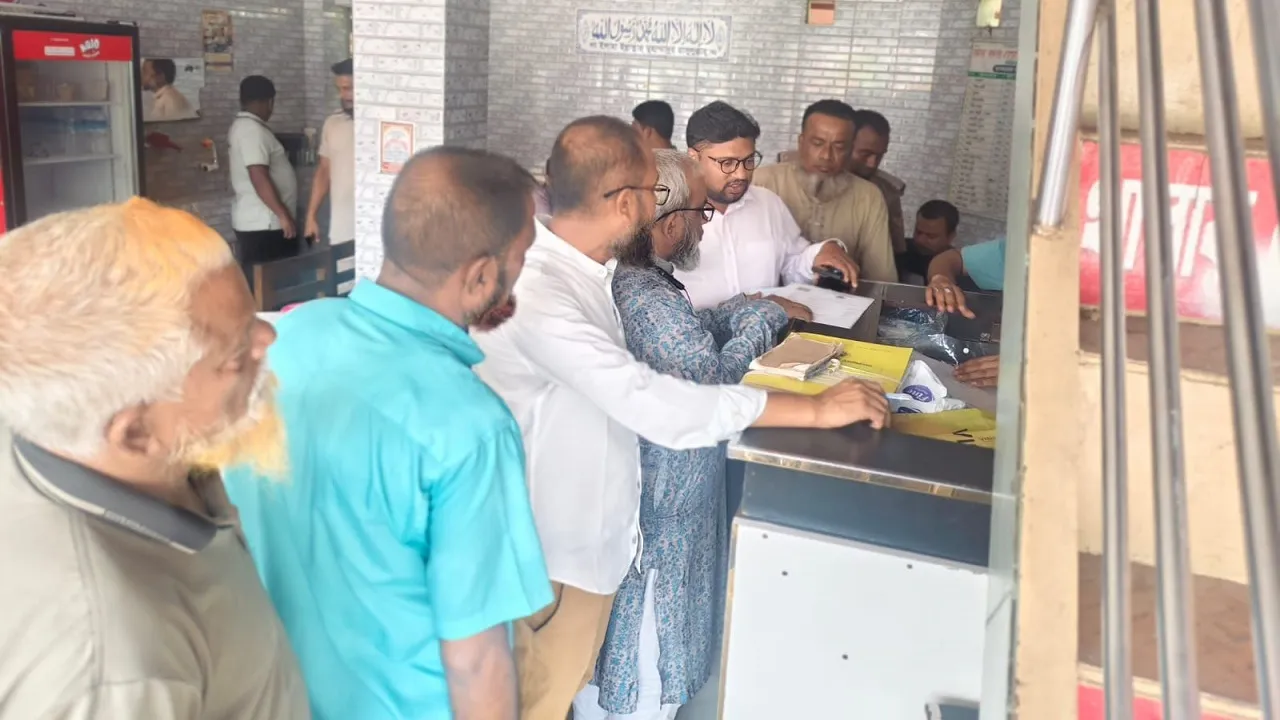বরিশালে ফুটপাত দখলমুক্ত, ৪ প্রতিষ্ঠানকে জরিমানা