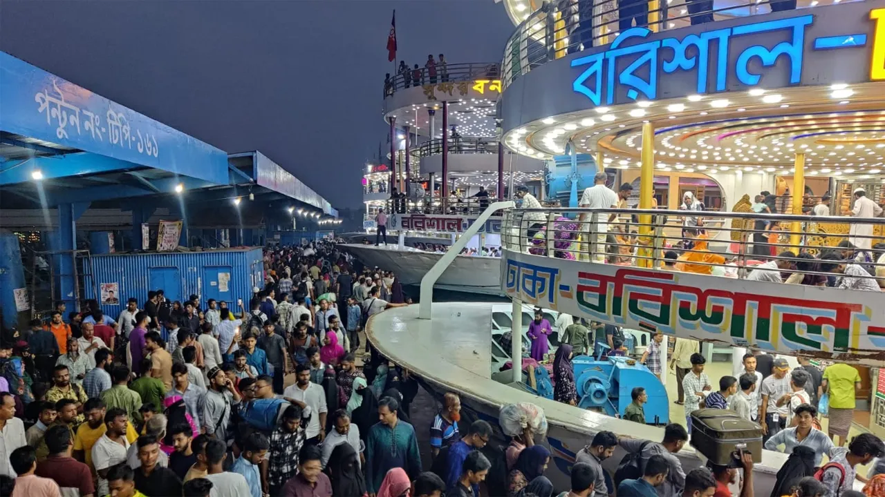বরিশালে নদী বন্দরে মানুষের ঢল, লঞ্চে উপচেপড়া ভিড়