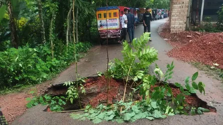 বরিশালে সড়ক ধসে যাতায়াত বন্ধ, দুর্ভোগে এলাকাবাসী
