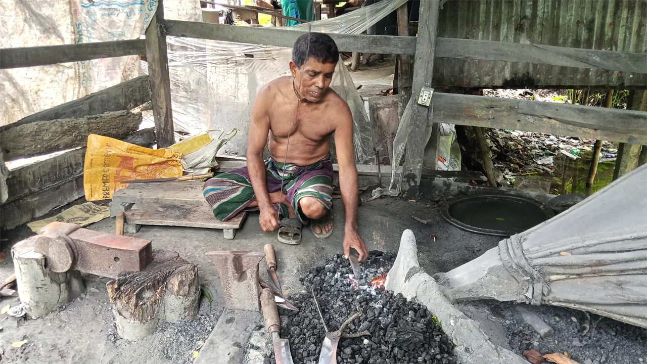 ঈদুল আজহার ব্যস্ততায় জমজমাট কামারপল্লী