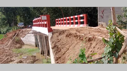 লোহাগাড়া বড়হাতিয়ায় উদ্বোধনের আগেই ব্রিজে ফাটল