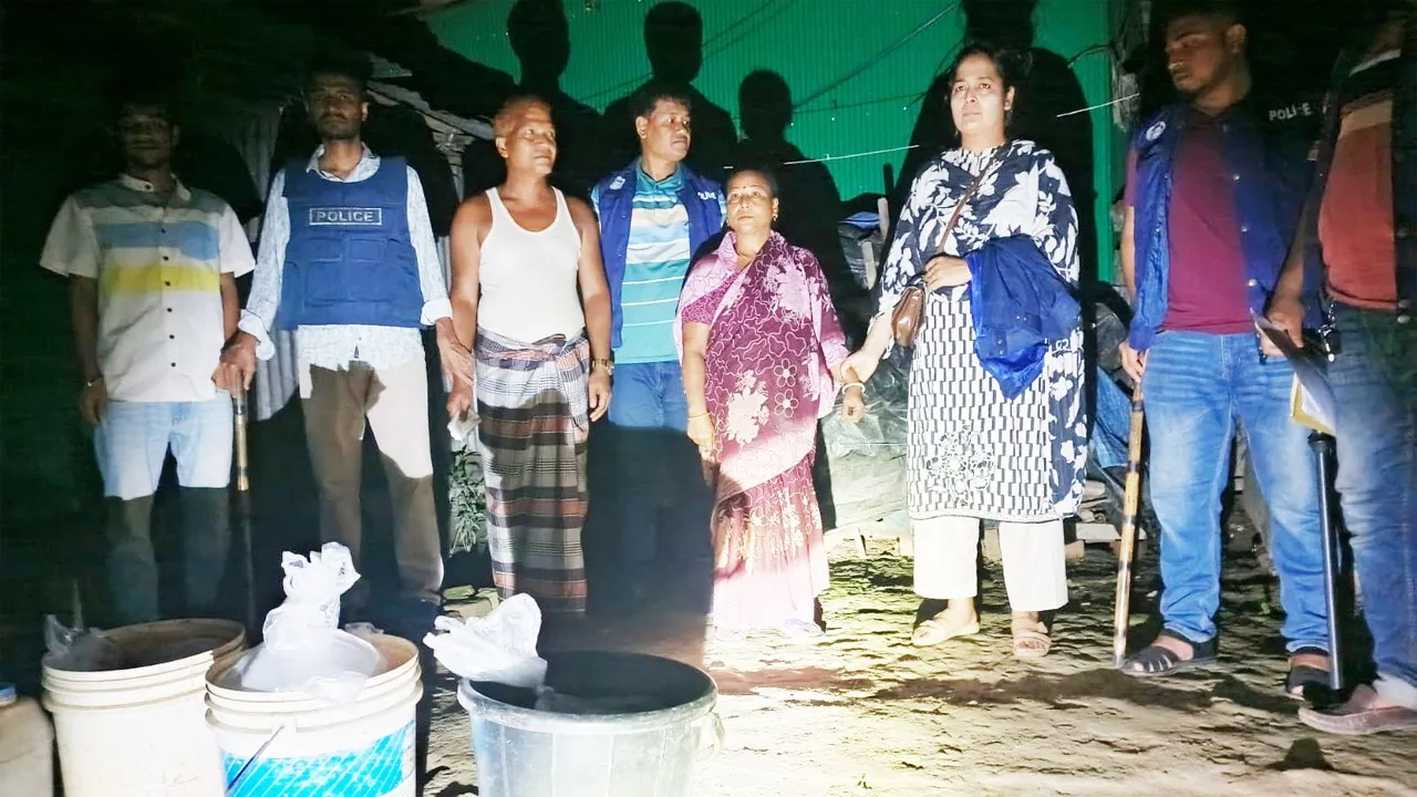 বাঁশখালীতে ৪০ লিটার চোলাই মদসহ আটক ২