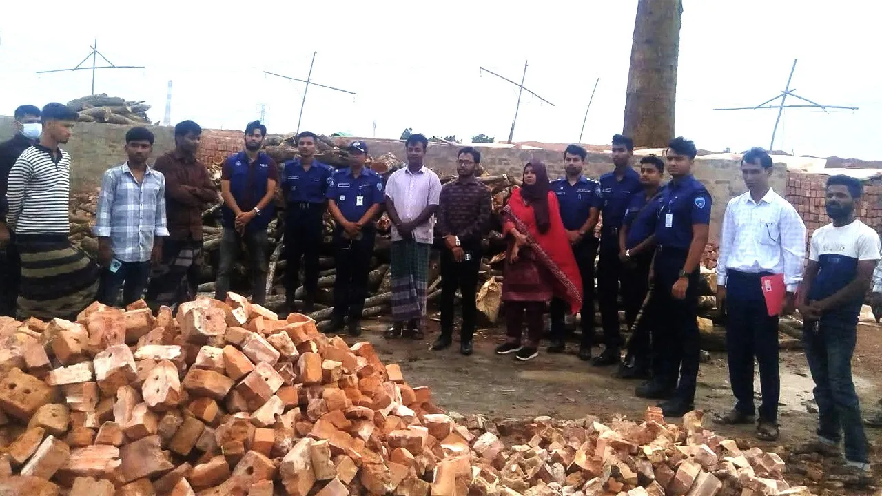 বাঁশখালীতে অবৈধ ইটভাটায় দুই লাখ টাকা জরিমানা