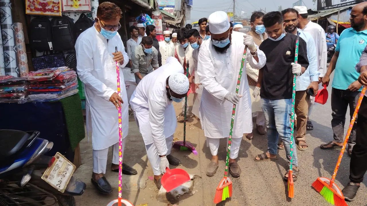 ঝাড়ু হাতে পরিচ্ছন্নতা অভিযানে বাঁশখালীর এমপি জহিরুল ইসলাম
