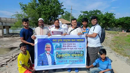 বাঁশখালীতে বন্যাদুর্গতদের মাঝে ত্রাণসামগ্রী বিতরণ করেছেন সমাজসেবকরা