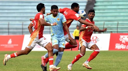 টাইব্রেকারে গড়ালো লড়াই, শিরোপা ধরে রাখলো বসুন্ধরা