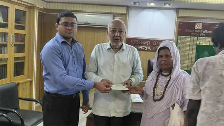 দৌলতপুরে বাউল শিল্পীদের মাঝে অনুদানের চেক বিতরণ