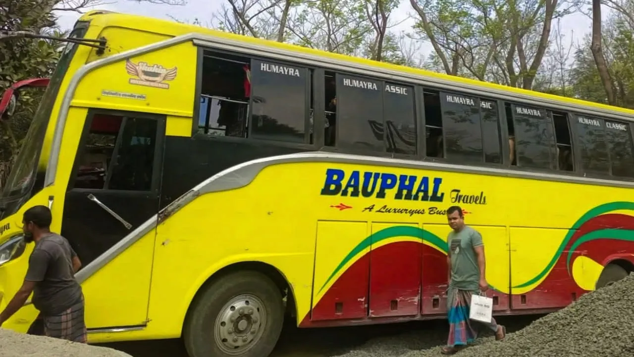 ঢাকা-বরিশাল মহাসড়কে বাসের ধাক্কায় নিহত ১