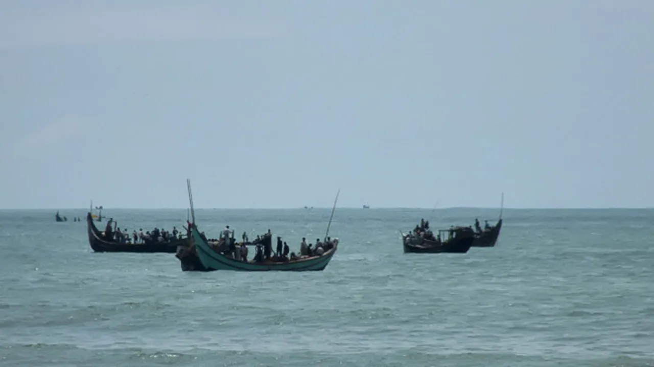 চট্টগ্রামে ১৬ দিন ধরে ১৮ মাঝিমাল্লা নিখোঁজ : উৎকণ্ঠায় পরিবার