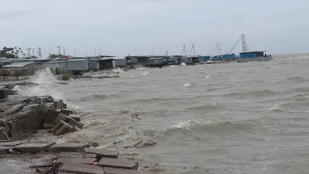 নিম্নচাপের প্রভাবে ভোলার অভ্যন্তরীণ ১০ নৌরুটে লঞ্চ ও ফেরি চলাচল বন্ধ