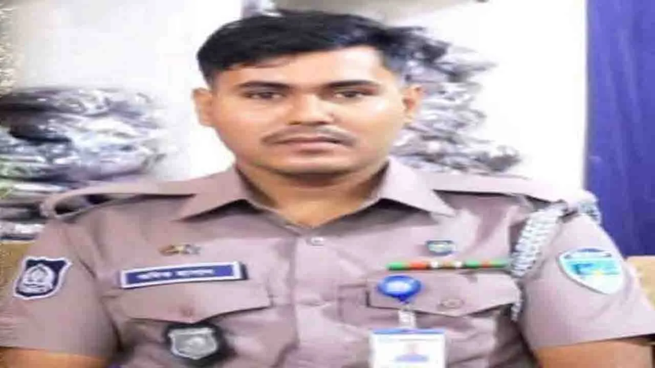 তিতাসে ঝাঁপ দিয়ে তরুণীর জীবন বাঁচালেন পুলিশ সদস্য