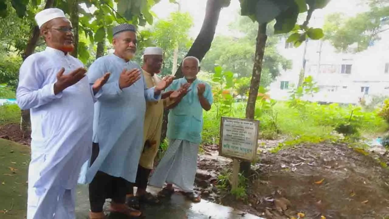 কবি আল মাহমুদের জন্মবার্ষিকীতে কবর জিয়ারত