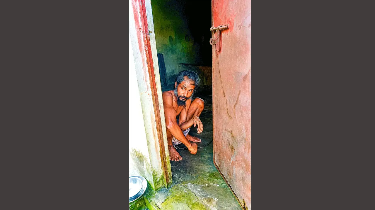 ব্রাহ্মণপাড়ায় ২০ বছর শিকলবন্দি আজাদ, প্রশাসনিক হস্তক্ষেপ চান এলাকাবাসী