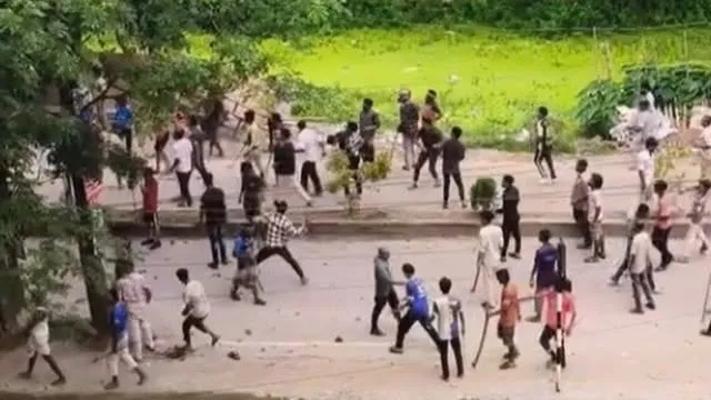 হজযাত্রীর ফেলে আসা লাগেজকে কেন্দ্র করে সংঘর্ষ, আহত ১৫