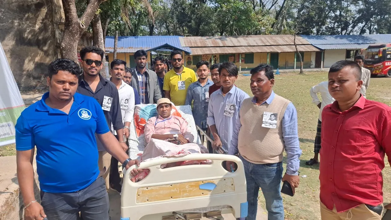মিরসরাইয়ে হাসপাতালের বেডে শুয়ে ভোট দিলেন ভোটার