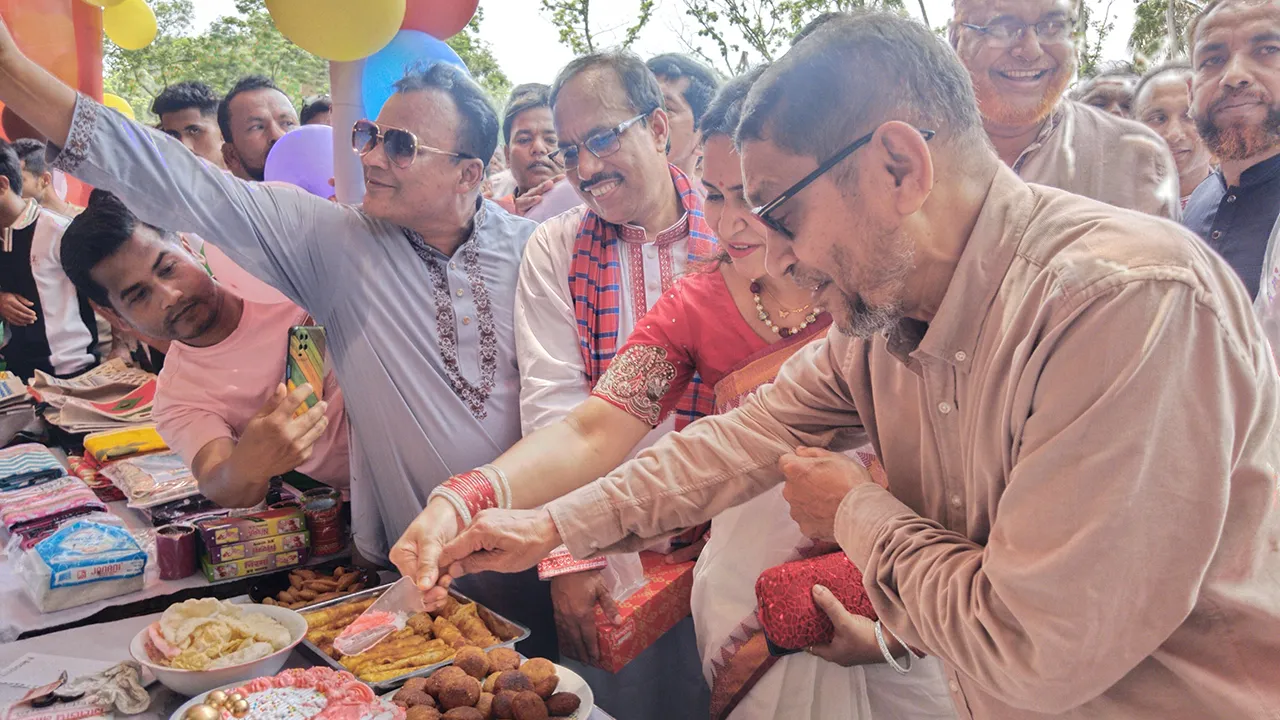 বেলাবতে বাংলা নববর্ষ মেলার স্টল পরিদর্শনে স্বাস্থ্যমন্ত্রী