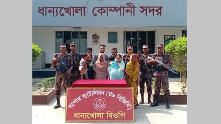 অবৈধভাবে বাংলাদেশে প্রবেশের সময় বেনাপোল থেকে আটক  ৯