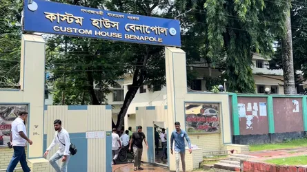বন্ধের দিনে বেনাপোল কাস্টম হাউজ ও বন্দর খোলা থাকলেও ব্যবসায়ীদের উপস্থিতি কম