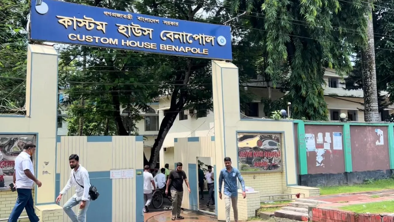 বন্ধের দিনে বেনাপোল কাস্টম হাউজ ও বন্দর খোলা থাকলেও ব্যবসায়ীদের উপস্থিতি কম