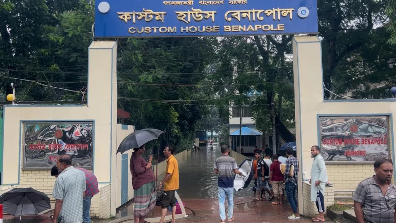 বেনাপোল কাস্টম হাউসে জলাবদ্ধতা, তলিয়ে গেছে সবজি ক্ষেত ও মাছের ঘের