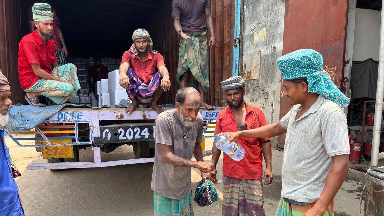 তীব্র গরমে বেনাপোল বন্দরে কাজের ধীর গতি