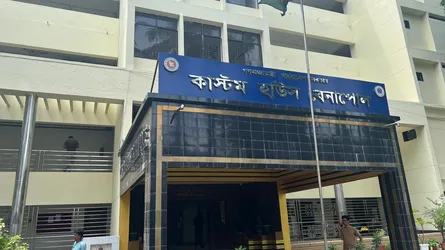 ছুটির দিনেও কার্যক্রম চলছে বেনাপোল কাস্টমস হাউসে