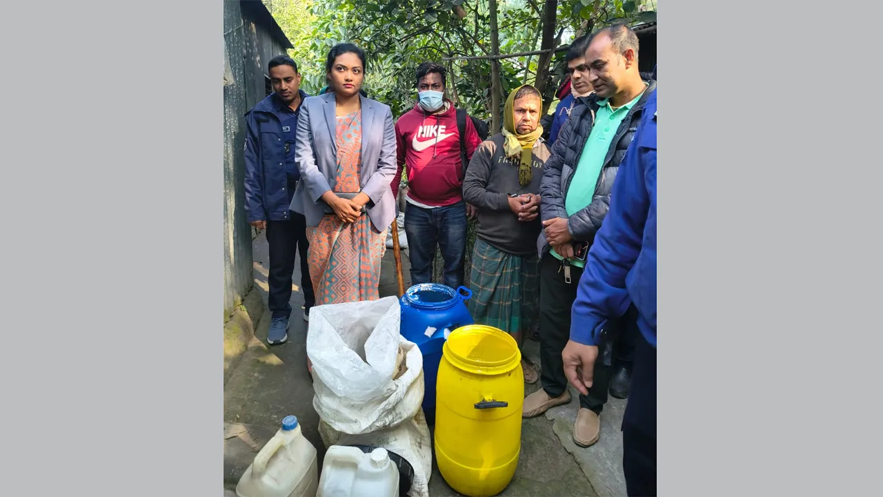 বেড়ায় নকল দুধ তৈরির অপরাধে ১ জনকে কারাদণ্ড ও জরিমানা