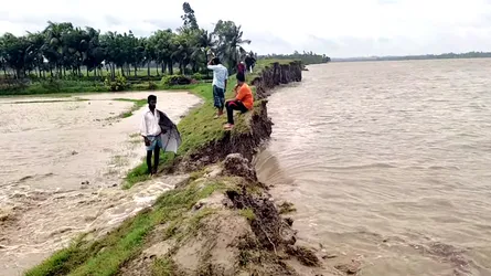 আনোয়ারায় অরক্ষিত বেড়িবাঁধ, আতঙ্কে উপকূলবাসী