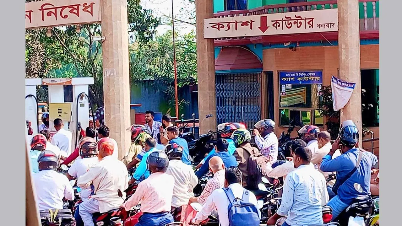 বেতাগীতে জ্বালানি তেলের সঙ্কটে ভোগান্তি