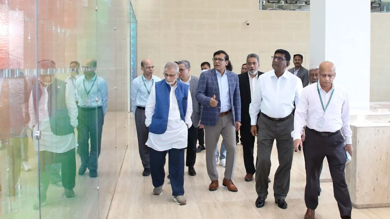 বেক্সিমকো ফার্মা পরিদর্শনে প্রধান উপদেষ্টার বিশেষ সহকারী হাফিজ ও আনিসুজ্জামান