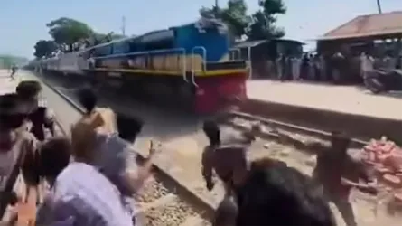 ভৈরবকে জেলা করার দাবিতে রেলপথ অবরোধ