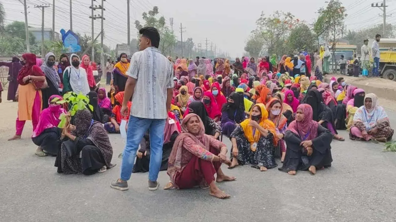 বেতন-বোনাস দাবিতে ভালুকায় শ্রমিকদের মহাসড়ক অবরোধ
