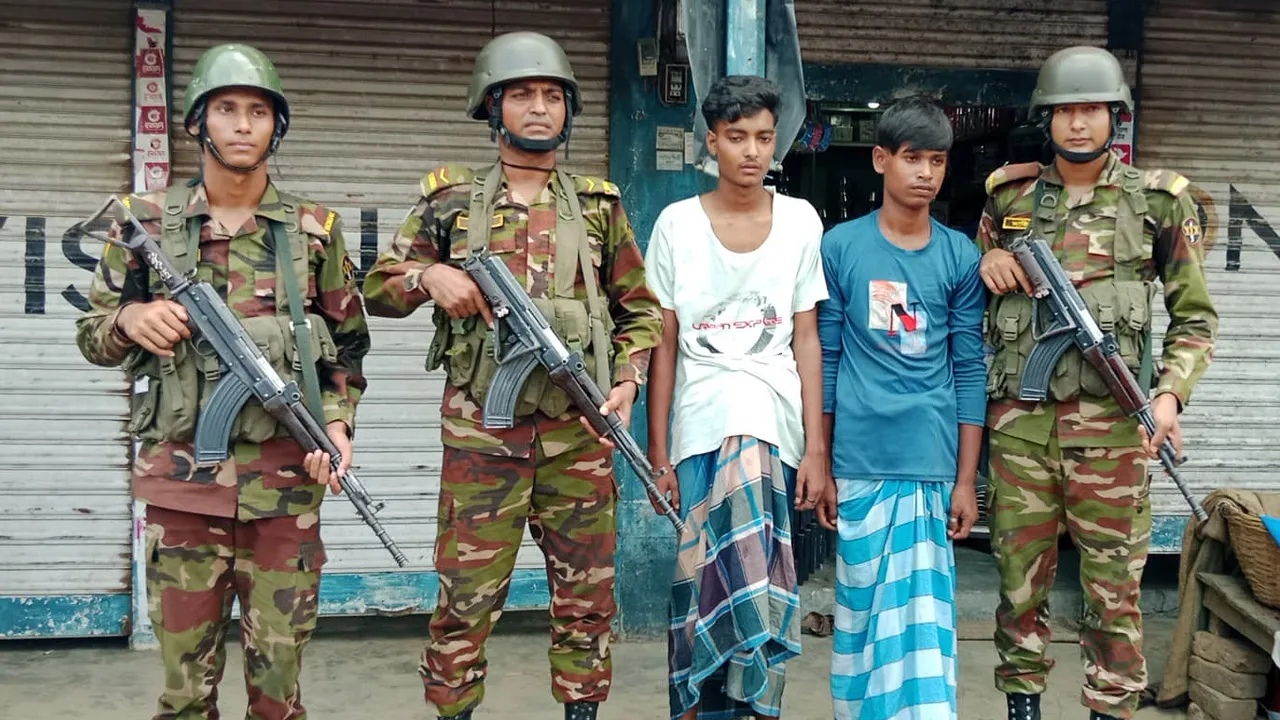 ভালুকায় পিস্তল দেখিয়ে ব্যবসায়ীকে হুমকি, ২ কিশোরকে গণধোলাই