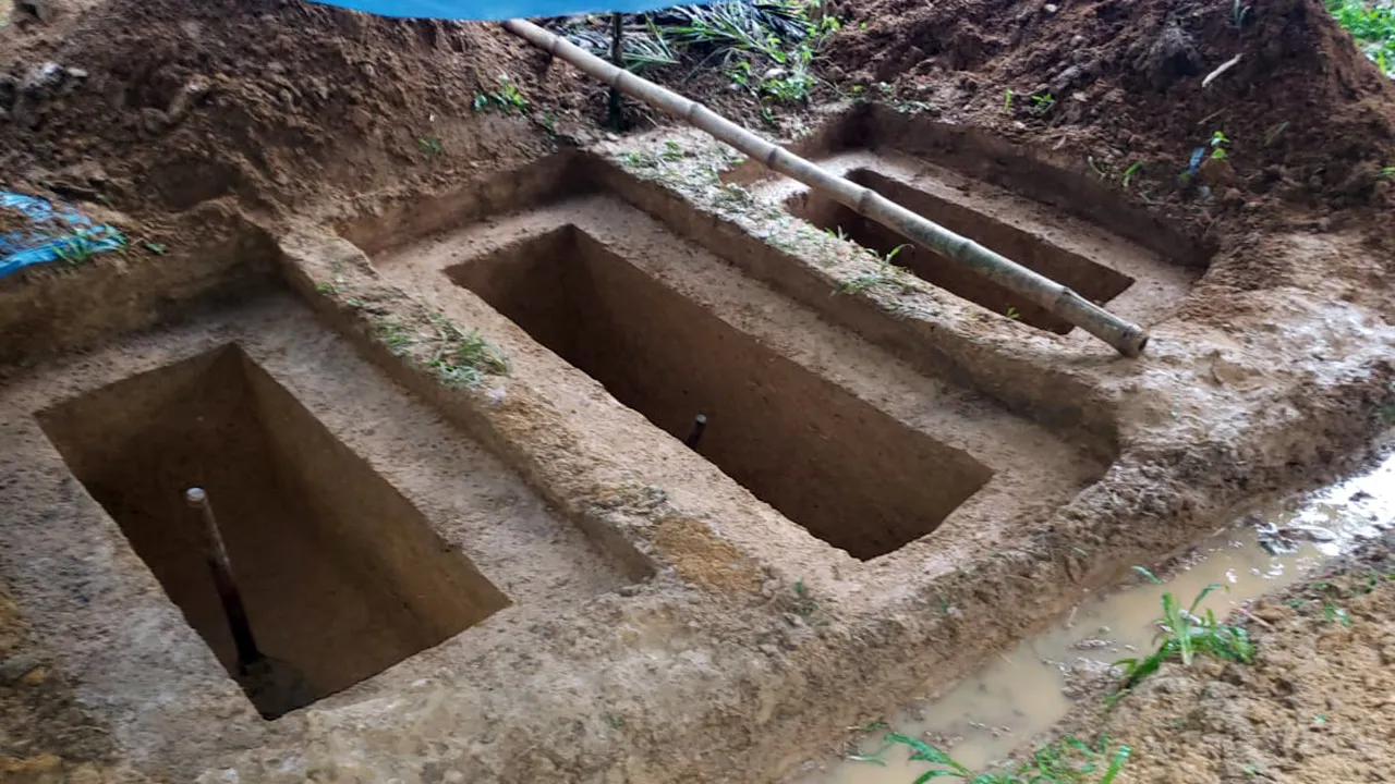 নানার বাড়িতে মায়ের পাশে দাফন হ‌লো ভাই-বো‌ন