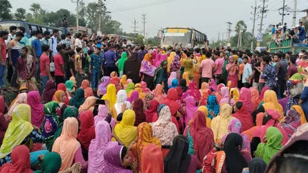 ভালুকায় বেতনের দাবিতে শ্রমিকদের ঢাকা-ময়মনসিংহ মহাসড়ক অবরোধ