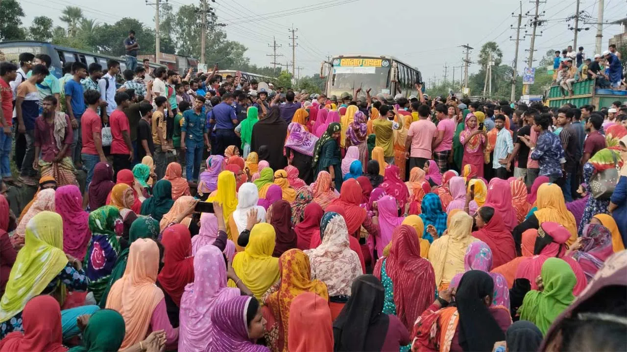 ভালুকায় বেতনের দাবিতে শ্রমিকদের ঢাকা-ময়মনসিংহ মহাসড়ক অবরোধ