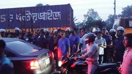 বকেয়া বেতনের দাবিতে ভালুকায় শ্রমিকদের মহাসড়ক অবরোধ করে বিক্ষোভ